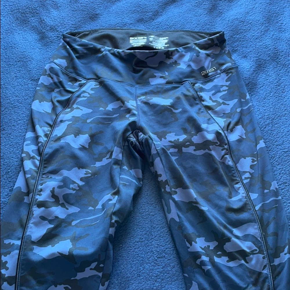 Workout leggings with mesh